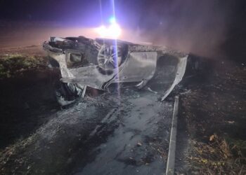 FOTO // Doi tineri s-au răsturnat cu mașina la Edineț. Automobilul a luat foc