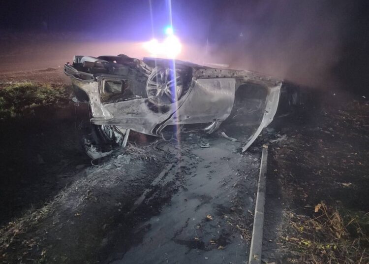 FOTO // Doi tineri s-au răsturnat cu mașina la Edineț. Automobilul a luat foc