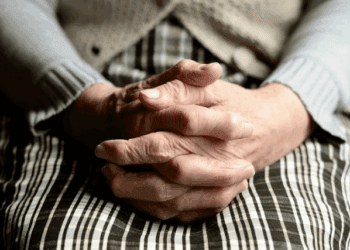 O femeie de 65 de ani a fost târâtă cu forța în casă și violată de un consătean în raionul Fălești