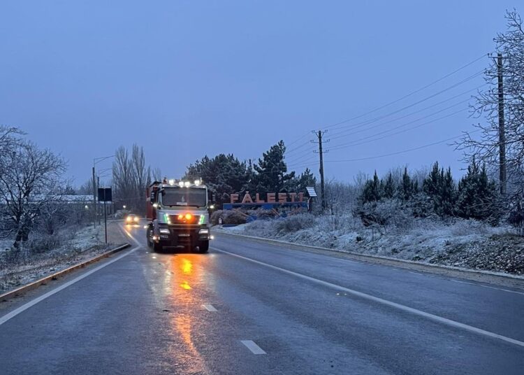 FOTO // A căzut prima zăpadă. În nordul țării drumarii au intervenit în raioanele Fălești și Rîșcani