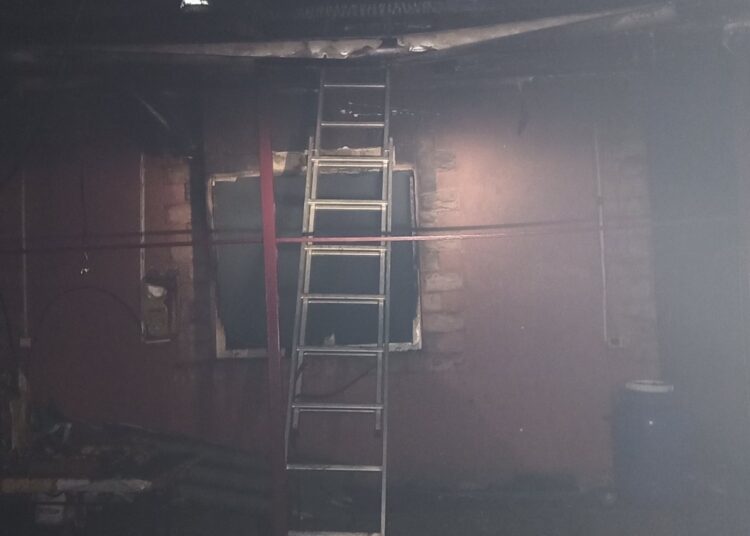 FOTO // Incendiu în raionul Rîșcani. O casă a fost cuprinsă de flăcări după supraîncălzirea sobei