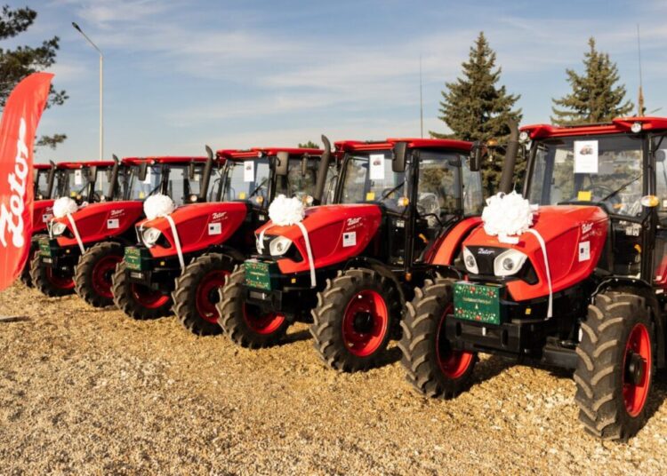 FOTO // Șase orașe, mai pregătite pentru ninsorile abundente: EU și SFPL le-a oferit tractoare noi pentru deszăpezirea drumurilor