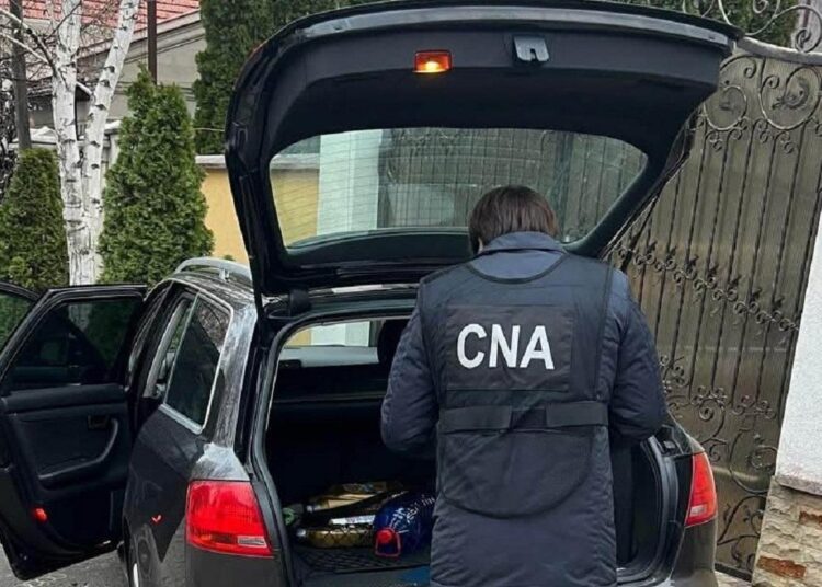 Până la 700 de euro pentru promovarea examenelor auto. CNA a descins cu percheziiții într-un dosar de corupție la eliberarea permiselor de conducere