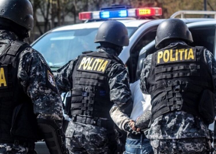 VIDEO // Percheziții la Drochia. Ce au depistat polițiștii la domiciliile a șapte indivizi