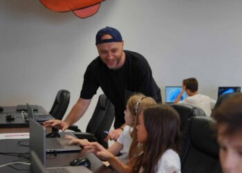 VIDEO // Școala TV „Pixel Media Center” ARTICO, lansează Dicționarul Media pentru copii și tineri – ghid pentru o generație de media responsabilă