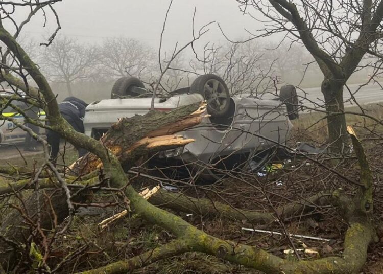 FOTO // Grav accident la Edineț. Un bărbat în stare de eberietate s-a răsturnat cu mașina, după care a fugit de la locul accidentului 