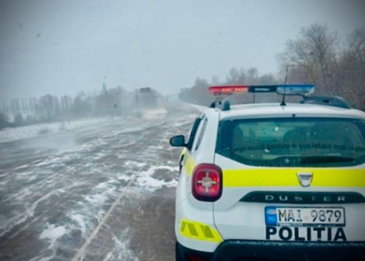 Atenție șoferi! Pe mai multe sectoare de drum se circulă în condiții de polei și ghețuș