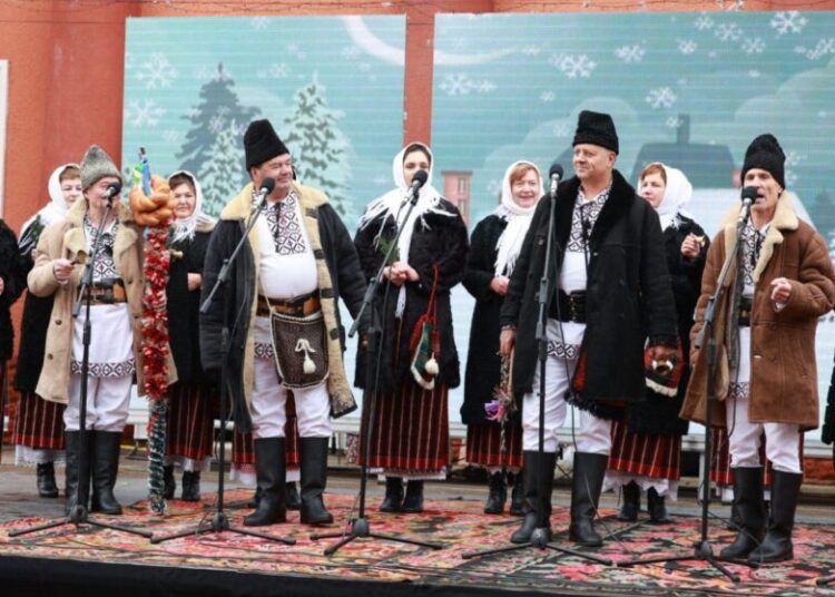 VIDEO // Colinde, obiceiuri și costume tradiționale la Festivalul „Colindăm din sat în sat”, organizat la Drochia
