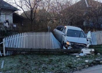 FOTO // Accident în raionul Sîngerei. O persoană a ajuns cu mașina într-o gospodărie