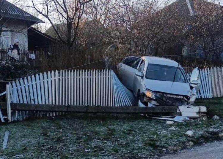 FOTO // Accident în raionul Sîngerei. O persoană a ajuns cu mașina într-o gospodărie