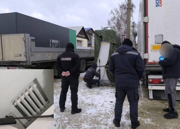 Мужчина был задержан с оружием без разрешительных документов на одной из улиц города Единец