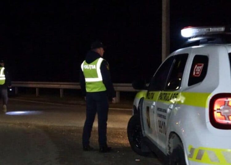 Scandal la o stație PECO din Soroca: Doi frați în stare de ebrietate au vandalizat o mașină de poliție și au smuls bodycam-ul unei polițiste