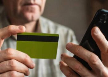 VIDEO // Bătrân de 85 de ani, înșelat de escroci la Bălți. Trei persoane au fost reținute