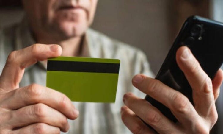 VIDEO // Bătrân de 85 de ani, înșelat de escroci la Bălți. Trei persoane au fost reținute