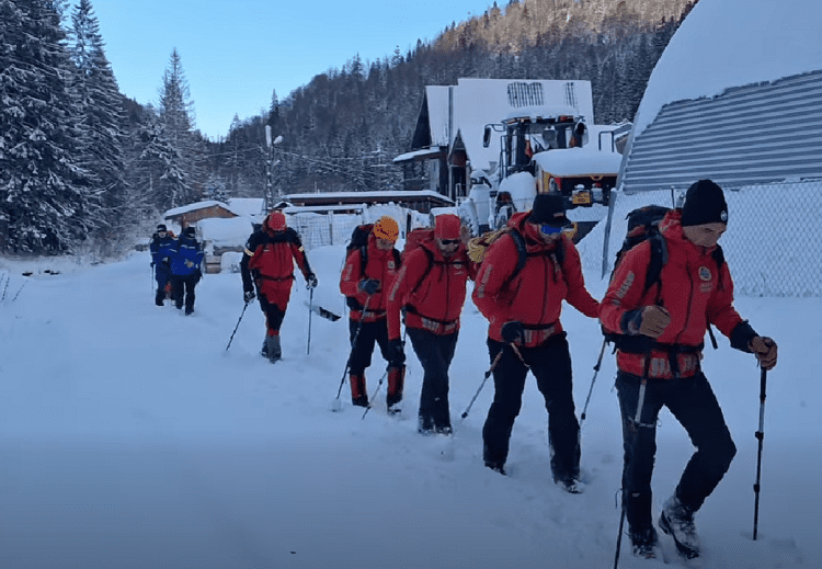 VIDEO // A început operațiunea de salvare: Salvamontiștii au pornit spre cei patru moldoveni blocați în munții Făgăraș
