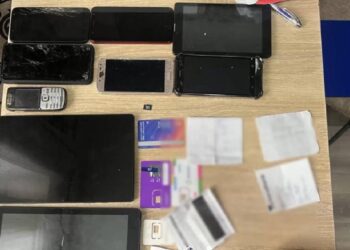 VIDEO // Nouă deținuți, cercetați pentru escrocherii prin WhatsApp. Riscă sentințe suplimentare