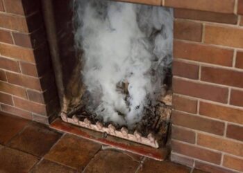 Două persoane, dintre care o fetiță de 10 ani, au ajuns la spital după ce s-au intoxicat cu monoxid de carbon