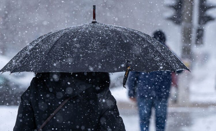 METEO // Ninsoare și lapoviță slabă. Câte grade vor fi astăzi