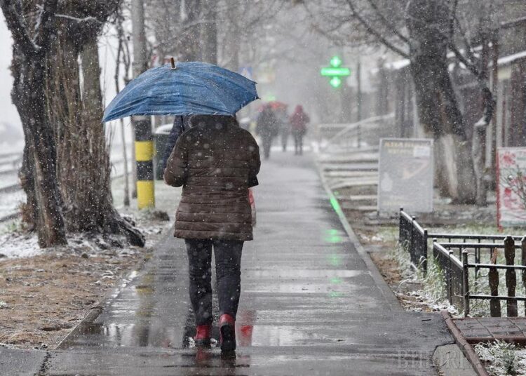 METEO // Ninsoare și lapoviță slabă în nordul și centrul țării. Câte grade vor fi astăzi
