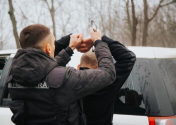 Doi moldoveni riscă până la 12 ani de închisoare pentru trafic de migranți
