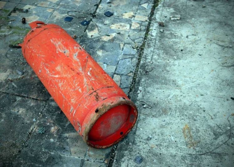 Explozie la Sărăteni: Un bărbat a ajuns la spital cu arsuri de gradul I la față și la mâini