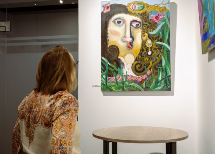 Expoziția artistei Natalia Romanciuc, dedicată campaniei „16 Zile de Activism”, este deschisă publicului la Europe Café