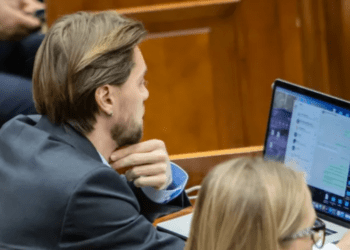 VIDEO // Maxim Potîrniche speră să nu fie exclus din chatul „Kenții”. Reacția deputaților vizați în grupul de WhatsApp