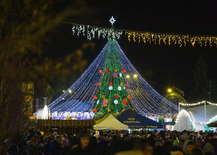 VIDEO // La Bălți a început magia sărbătorilor! Cum arată bradul și târgul de Crăciun