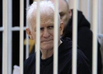 „Premiul Nobel m-a ferit de bătăi în închisoare”. Mărturia șocantă a disidentului din Belarus, Ales Bialiațki