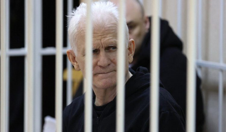 „Premiul Nobel m-a ferit de bătăi în închisoare”. Mărturia șocantă a disidentului din Belarus, Ales Bialiațki
