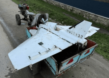 VIDEO // Un locuitor din satul Pepeni ar fi găsit o dronă la marginea comunei și a adus-o în localitate pe motocultor