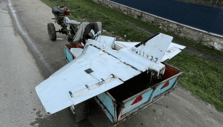 VIDEO // Un locuitor din satul Pepeni ar fi găsit o dronă la marginea comunei și a adus-o în localitate pe motocultor