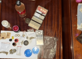 VIDEO // Doi tineri reținuți la Bălți în timp ce încercau să plaseze pachețele cu droguri în curtea unui bloc