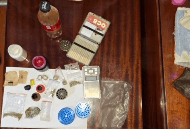 VIDEO // Doi tineri reținuți la Bălți în timp ce încercau să plaseze pachețele cu droguri în curtea unui bloc