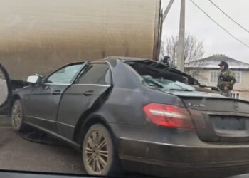 VIDEO // Accident grav în satul Recea. O mașină s-a izbit într-un camion care staționa pe acostament