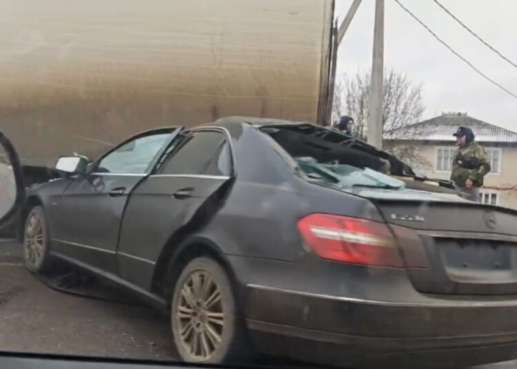 VIDEO // Accident grav în satul Recea. O mașină s-a izbit într-un camion care staționa pe acostament