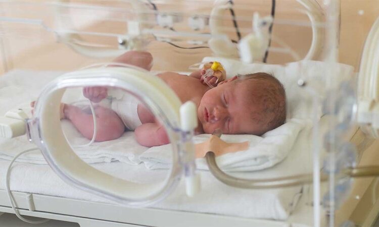 De la 750 g la 3,5 kg. Un băiețel născut prematur a fost externat complet sănătos la un spital din Chișinău