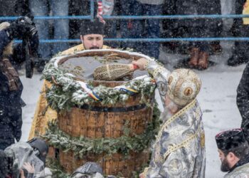 Credincioșii serbează Ajunul Bobotezei și merg la biserici după Agheasma Mare