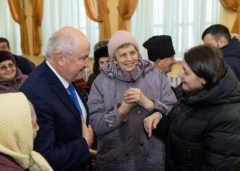 FOTO // Locuitorii satului Cosăuți, la discuții cu prim-ministrul țării. Ce solicită oamenii