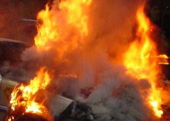 Автомобиль, охваченный пламенем, перед Новым Годом в районе Дрокия