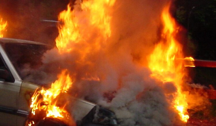 Автомобиль, охваченный пламенем, перед Новым Годом в районе Дрокия