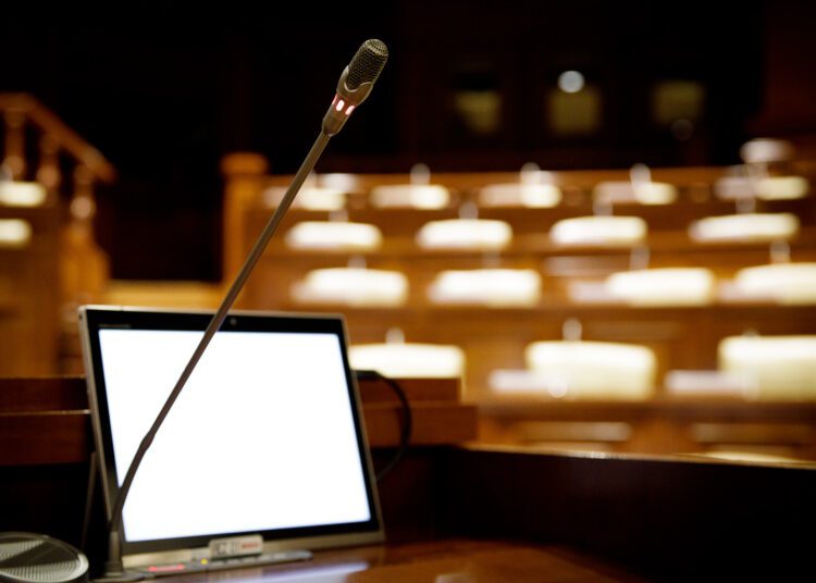 După 13 ani, Parlamentul își va schimba echipamentele de filmare. Transmisiunile ședințelor, modernizate cu sprijinul Elveției