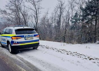 Atenție, se circulă în condiții de iarnă! Drum lunecos și vizibilitate redusă