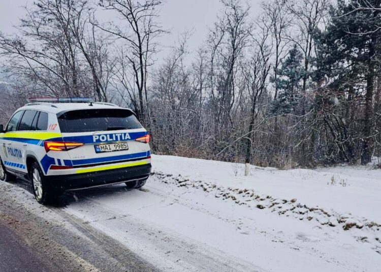 Atenție, se circulă în condiții de iarnă! Drum lunecos și vizibilitate redusă