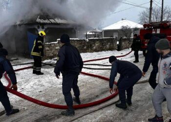 FOTO // Incendiu într-o locuință din apropierea frontierii Cuconeștii Noi, raionul Edineț. În ajutorul pompierilor au venit și polițiștii de frontieră