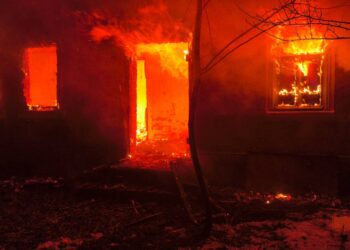 VIDEO // Incendiu în satul Pelinia din raionul Drochia. O casă nelocuită, mistuită de flăcări