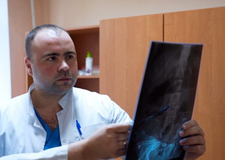 FOTO // De la rezidențiat în sala de operații: povestea unui tânăr medic care a ales Spitalul Raional Rezina