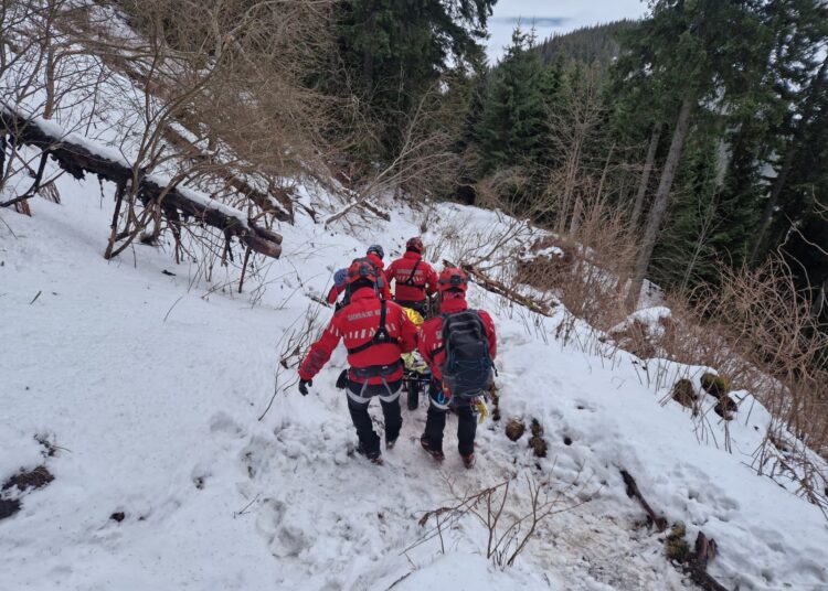 FOTO / VIDEO // Tânăr de 20 de ani din R. Moldova, salvat în stare de inconștiență din Masivul Ceahlău, România