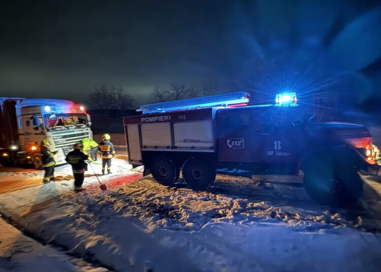 FOTO // Intervenții în lanț în nordul țării, din cauza drumurilor alunecoase și a zăpezii