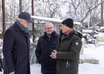 FOTO // Prim-ministrul a revenit în satul natal și s-a întâlnit cu unul dintre cei mai valoroși meșteri pietrari din țară